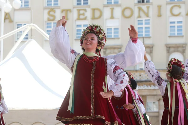 Folkmusik grupp selkirk, manitoba, ukrainska dance ensemble troyanda från Kanada under 48 internationell folklore festival i zagreb — Stockfoto