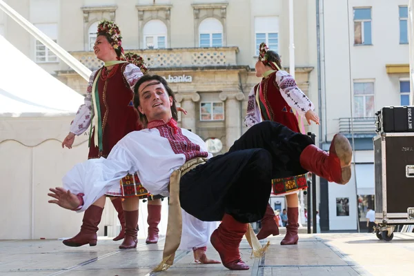 Folkloregruppe selkirk, manitoba, ukrainisches Tanzensemble troyanda aus Kanada während des 48. Internationalen Folklorefestivals in Zagreb — Stockfoto