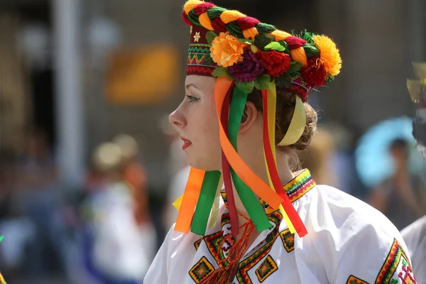 Members of folk group Selkirk, Manitoba, Ukrainian Dance Ensemble Troyanda from Canada during the 48th International Folklore Festival in Zagreb — Stock Photo, Image