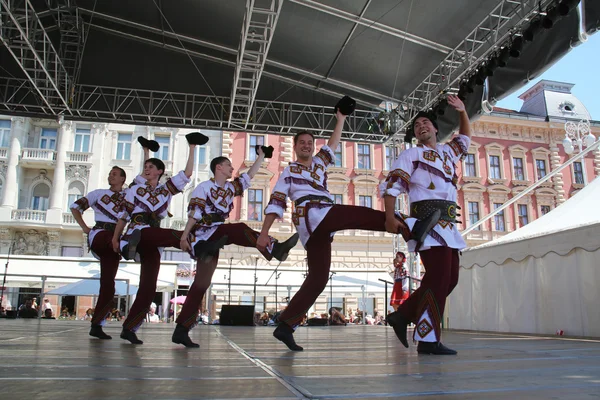 Mitglieder der Folkloregruppe selkirk, manitoba, des ukrainischen Tanzensembles troyanda aus Kanada während des 48. Internationalen Folklorefestivals in Zagreb — Stockfoto