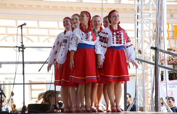 Miembros del grupo folclórico Selkirk, Manitoba, Ukrainian Dance Ensemble Troyanda de Canadá durante el 48º Festival Internacional de Folclore en Zagreb — Foto de Stock