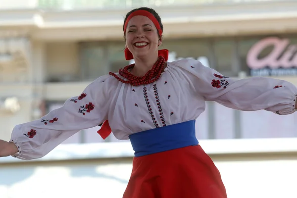 Membros do grupo folk Selkirk, Manitoba, Ucraniano Dance Ensemble Troyanda do Canadá durante o 48th International Folklore Festival em Zagreb — Fotografia de Stock