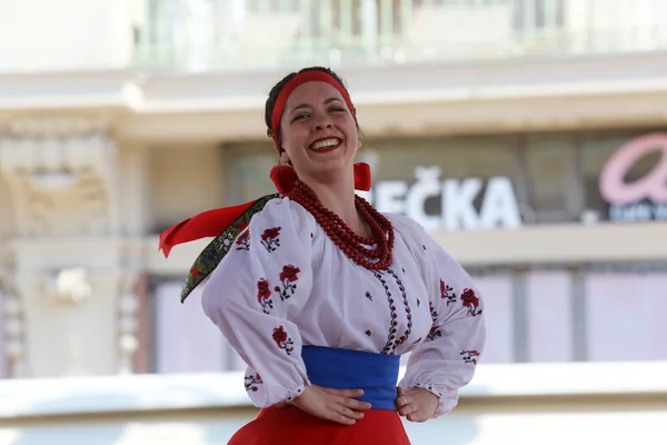 Miembros del grupo folclórico Selkirk, Manitoba, Ukrainian Dance Ensemble Troyanda de Canadá durante el 48º Festival Internacional de Folclore en Zagreb —  Fotos de Stock