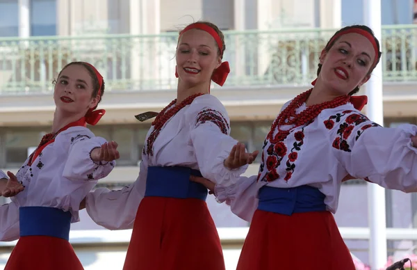 Membros do grupo folk Selkirk, Manitoba, Ucraniano Dance Ensemble Troyanda do Canadá durante o 48th International Folklore Festival em Zagreb — Fotografia de Stock