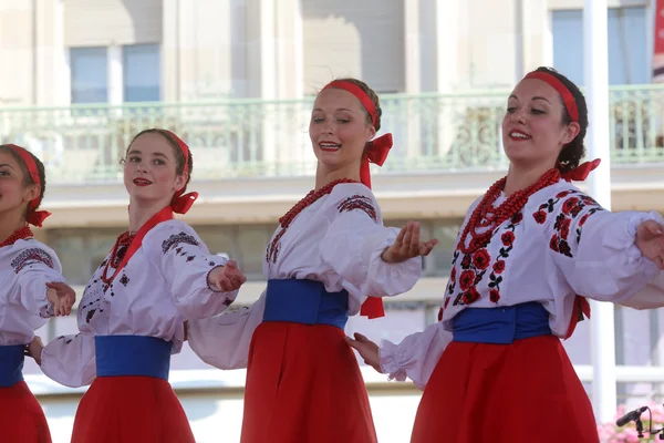 Medlemmar av folk grupp selkirk, manitoba, ukrainska dance ensemble troyanda från Kanada under 48 internationell folklore festival i zagreb — Stockfoto