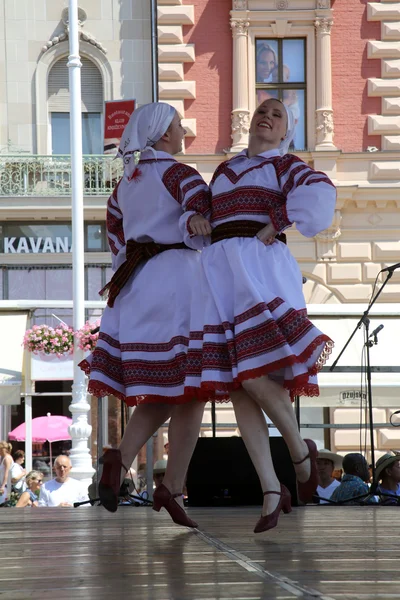 Medlemmar av folk grupp selkirk, manitoba, ukrainska dance ensemble troyanda från Kanada under 48 internationell folklore festival i zagreb — Stockfoto