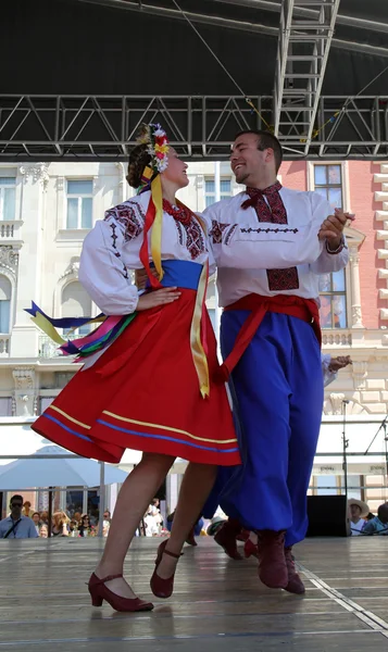 Μέλη της Λαϊκής ομάδας selkirk, manitoba, ουκρανικού χορού troyanda σύνολο από τον Καναδά κατά τη διάρκεια το 48ο Διεθνές Φολκλορικό Φεστιβάλ στο Ζάγκρεμπ — Φωτογραφία Αρχείου