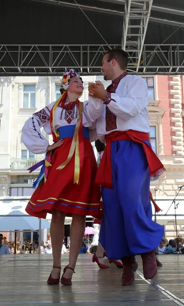 Mitglieder der Folkloregruppe selkirk, manitoba, des ukrainischen Tanzensembles troyanda aus Kanada während des 48. Internationalen Folklorefestivals in Zagreb — Stockfoto