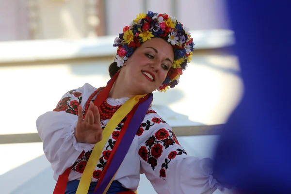 Miembros del grupo folclórico Selkirk, Manitoba, Ukrainian Dance Ensemble Troyanda de Canadá durante el 48º Festival Internacional de Folclore en Zagreb —  Fotos de Stock