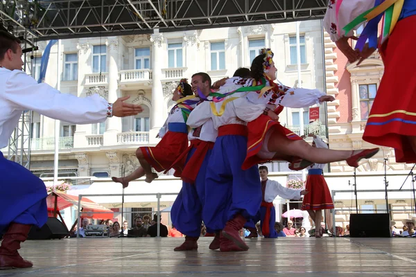 Miembros del grupo folclórico Selkirk, Manitoba, Ukrainian Dance Ensemble Troyanda de Canadá durante el 48º Festival Internacional de Folclore en Zagreb —  Fotos de Stock