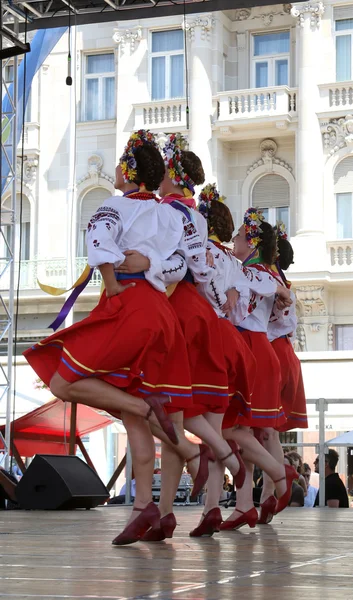 Członków Ludowej grupy selkirk, manitoba, troyanda zespół ukraińskiego tańca z Kanady podczas 48 Festiwal Folklorystyczny w Zagrzebiu — Zdjęcie stockowe