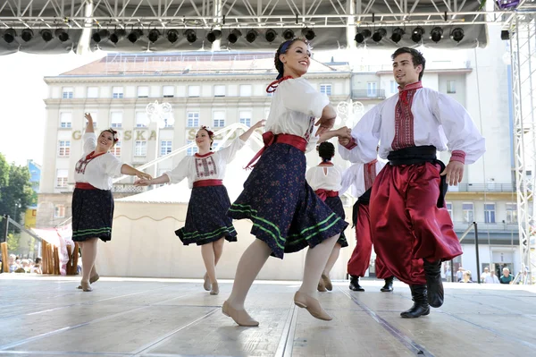 Members of folk group Selkirk, Manitoba, Ukrainian Dance Ensemble Troyanda from Canada during the 48th International Folklore Festival in Zagreb — Stock Photo, Image