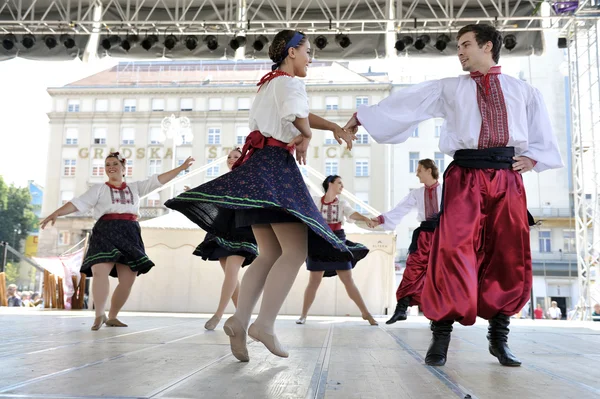 Members of folk group Selkirk, Manitoba, Ukrainian Dance Ensemble Troyanda from Canada during the 48th International Folklore Festival in Zagreb — Stock Photo, Image