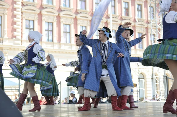 Membres du groupe folklorique Selkirk, Manitoba, Ukrainian Dance Ensemble Troyanda du Canada lors du 48e Festival international du folklore à Zagreb — Photo