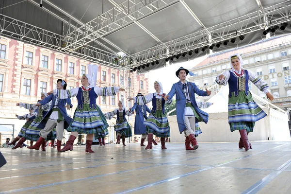 Medlemmar av folk grupp selkirk, manitoba, ukrainska dance ensemble troyanda från Kanada under 48 internationell folklore festival i zagreb — Stockfoto