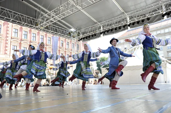 Medlemmar av folk grupp selkirk, manitoba, ukrainska dance ensemble troyanda från Kanada under 48 internationell folklore festival i zagreb — Stockfoto