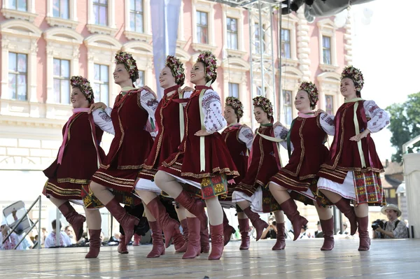 Участники фольклорного ансамбля "Селкирк", "Манитоба", "Троянда" из Канады во время 48-го Международного фольклорного фестиваля в Загребе — стоковое фото