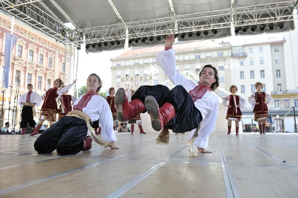 Members of folk group Selkirk, Manitoba, Ukrainian Dance Ensemble Troyanda from Canada during the 48th International Folklore Festival in Zagreb — Stock Photo, Image