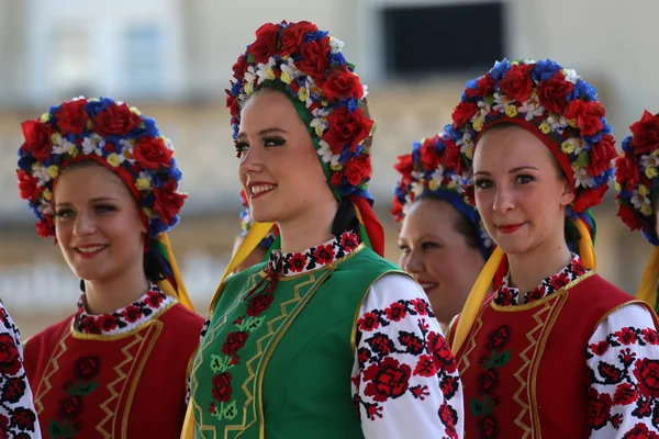 Membros do grupo popular Edmonton (Alberta), dançarinos ucranianos Viter do Canadá durante o 48th Festival Internacional de Folclore em Zagreb — Fotografia de Stock