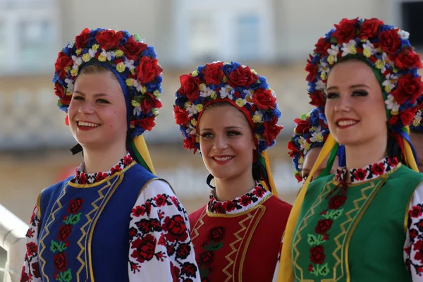 Mitglieder der Folkloregruppe Edmonton (alberta), ukrainische Tänzer viter aus Kanada während des 48. Internationalen Folklorefestivals in Zagreb — Stockfoto