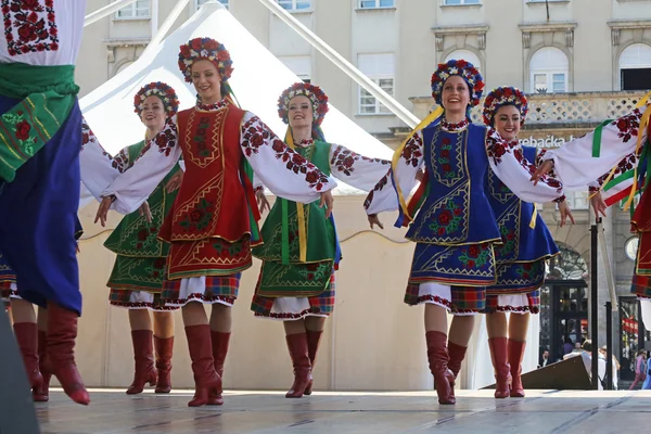 Μέλη της Λαϊκής ομάδας Έντμοντον (Αλμπέρτα), viter Ουκρανικοί χορευτές από τον Καναδά κατά τη διάρκεια το 48ο Διεθνές Φολκλορικό Φεστιβάλ στο Ζάγκρεμπ — Φωτογραφία Αρχείου