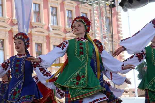 Medlemmer av folkelig gruppe Edmonton (Alberta), ukrainske dansere Viter fra Canada under den 48. internasjonale Folklore-festivalen i Zagreb – stockfoto