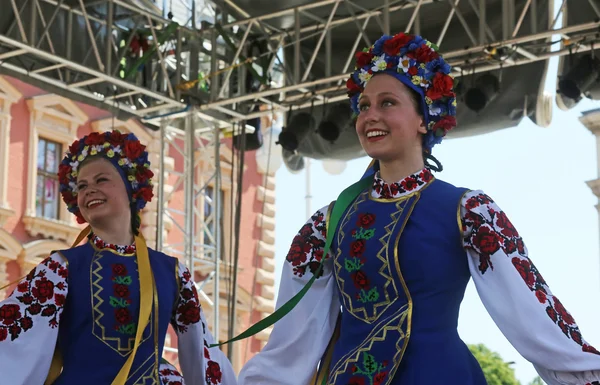 Miembros del grupo folclórico Edmonton (Alberta), bailarines ucranianos Viter de Canadá durante el 48º Festival Internacional de Folclore en Zagreb — Foto de Stock