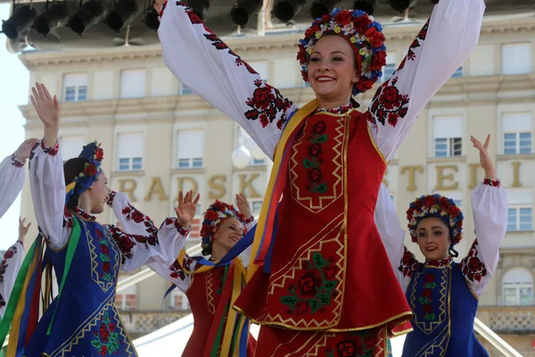 Membros do grupo popular Edmonton (Alberta), dançarinos ucranianos Viter do Canadá durante o 48th Festival Internacional de Folclore em Zagreb — Fotografia de Stock