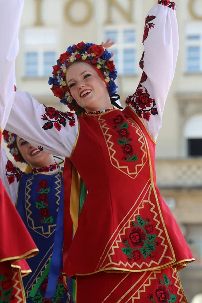 组埃德蒙顿 (艾伯塔) 乌克兰舞者 viter 从加拿大在萨格勒布第 48 国际民俗节日期间的民间成员 — 图库照片