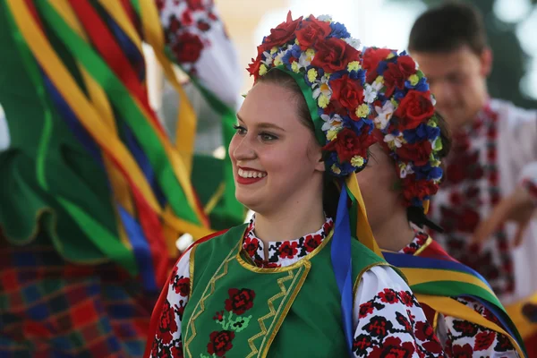 Membros do grupo popular Edmonton (Alberta), dançarinos ucranianos Viter do Canadá durante o 48th Festival Internacional de Folclore em Zagreb — Fotografia de Stock