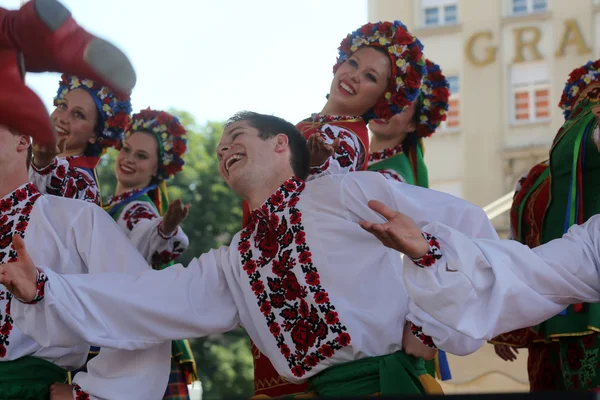 Учасники народного згрупувати Едмонтон (Альберта), українських танцюристів viter з Канади протягом 48 років Міжнародний фестиваль фольклору в Загребі — стокове фото