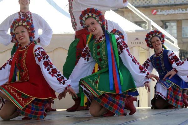 Nép, tagok csoport edmonton (alberta), ukrán táncosok viter Kanadából alatt Zágráb 48 nemzetközi folklór fesztivál — Stock Fotó