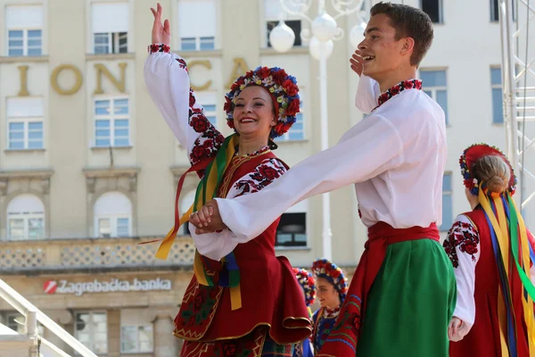 Medlemmar av folk grupp edmonton (alberta), ukrainska dansare viter från Kanada under 48 internationell folklore festival i zagreb — Stockfoto