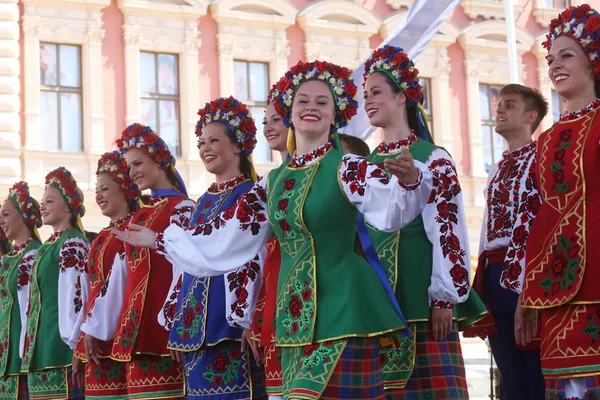 Miembros del grupo folclórico Edmonton (Alberta), bailarines ucranianos Viter de Canadá durante el 48º Festival Internacional de Folclore en Zagreb — Foto de Stock