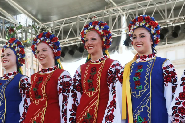 Nép, tagok csoport edmonton (alberta), ukrán táncosok viter Kanadából alatt Zágráb 48 nemzetközi folklór fesztivál — Stock Fotó