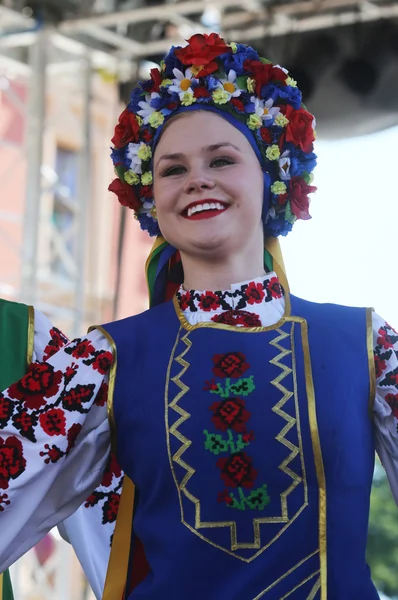 Medlemmar av folk grupp edmonton (alberta), ukrainska dansare viter från Kanada under 48 internationell folklore festival i zagreb — Stockfoto