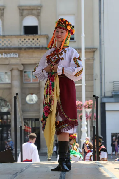 Medlemmar av folk grupp edmonton (alberta), ukrainska dansare viter från Kanada under 48 internationell folklore festival i zagreb — Stockfoto