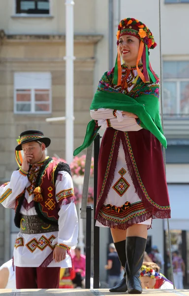 Medlemmar av folk grupp edmonton (alberta), ukrainska dansare viter från Kanada under 48 internationell folklore festival i zagreb — Stockfoto