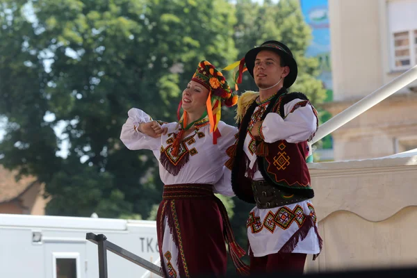 Medlemmar av folk grupp edmonton (alberta), ukrainska dansare viter från Kanada under 48 internationell folklore festival i zagreb — Stockfoto