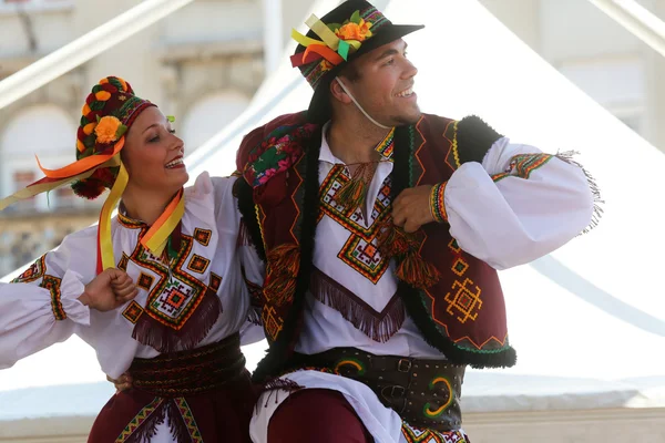 Medlemmar av folk grupp edmonton (alberta), ukrainska dansare viter från Kanada under 48 internationell folklore festival i zagreb — Stockfoto