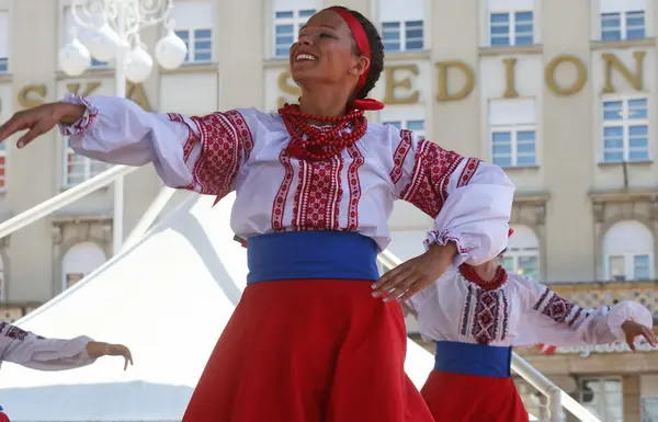 Członków Ludowej grupy edmonton (alberta), ukraiński tancerzy viter z Kanady podczas 48 Festiwal Folklorystyczny w Zagrzebiu — Zdjęcie stockowe