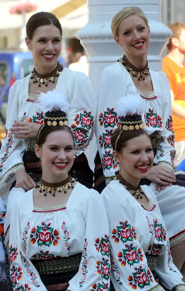 エドモントン （アルバータ州）、ザグレブの 48 国際民俗祭の間にカナダからのウクライナのダンサーの viter グループの民族のメンバー — ストック写真
