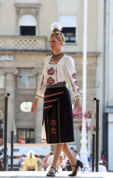 Medlemmar av folk grupp edmonton (alberta), ukrainska dansare viter från Kanada under 48 internationell folklore festival i zagreb — Stockfoto