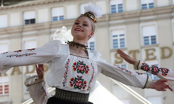 Miembros del grupo folclórico Edmonton (Alberta), bailarines ucranianos Viter de Canadá durante el 48º Festival Internacional de Folclore en Zagreb —  Fotos de Stock