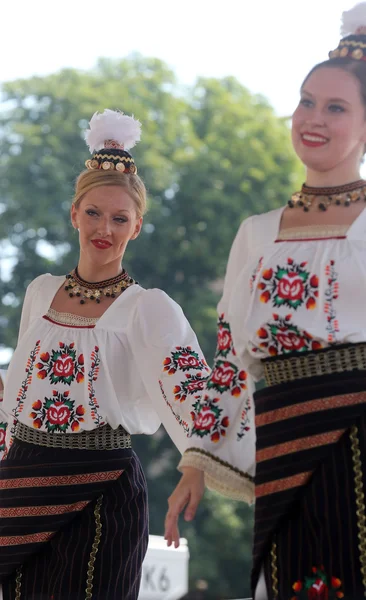 Membros do grupo popular Edmonton (Alberta), dançarinos ucranianos Viter do Canadá durante o 48th Festival Internacional de Folclore em Zagreb — Fotografia de Stock