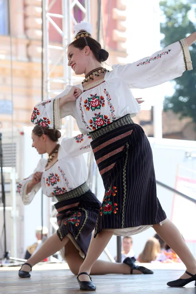 Membros do grupo popular Edmonton (Alberta), dançarinos ucranianos Viter do Canadá durante o 48th Festival Internacional de Folclore em Zagreb — Fotografia de Stock