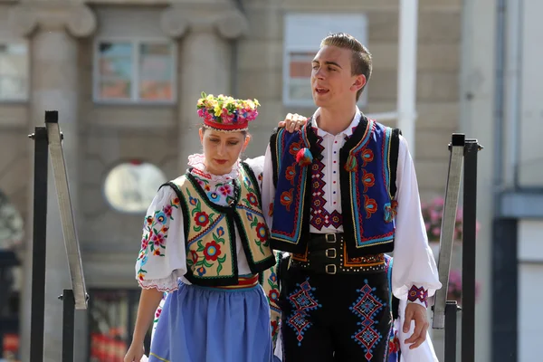 Medlemmar av folk grupp edmonton (alberta), ukrainska dansare viter från Kanada under 48 internationell folklore festival i zagreb — Stockfoto