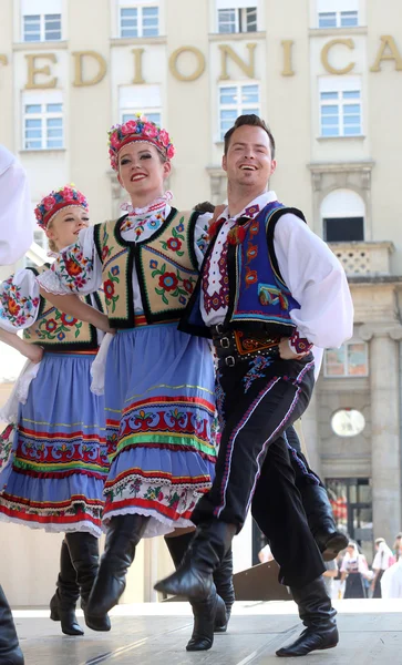 Mitglieder der Folkloregruppe Edmonton (alberta), ukrainische Tänzer viter aus Kanada während des 48. Internationalen Folklorefestivals in Zagreb — Stockfoto