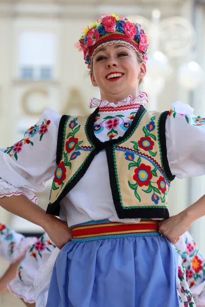 Nép, tagok csoport edmonton (alberta), ukrán táncosok viter Kanadából alatt Zágráb 48 nemzetközi folklór fesztivál — Stock Fotó