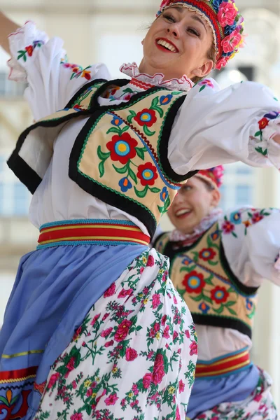 Μέλη της Λαϊκής ομάδας Έντμοντον (Αλμπέρτα), viter Ουκρανικοί χορευτές από τον Καναδά κατά τη διάρκεια το 48ο Διεθνές Φολκλορικό Φεστιβάλ στο Ζάγκρεμπ — Φωτογραφία Αρχείου